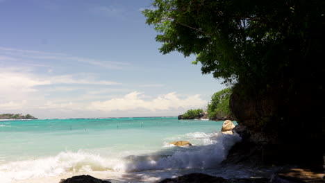 Bali,-Indonesien-–-Wellen-Schlagen-Gegen-Die-Felsige-Küste-Eines-Tropischen-Strandes-In-Nusa-Lembongan-–-Mittlere-Aufnahme