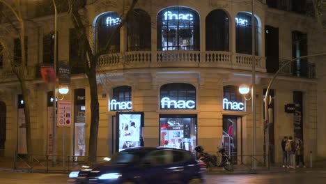 Tienda-Fnac-De-La-Cadena-Multinacional-Francesa-De-Electrónica-Y-Cultura-Durante-La-Noche