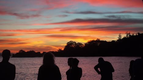 Menschen-Genießen-Den-Wunderschönen-Sonnenuntergang-In-Palawan,-Philippinen