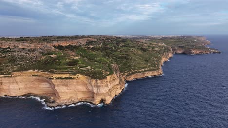 Imágenes-Aéreas-De-Drones-De-Los-Acantilados-De-Dingli,-Malta,-Mar-Mediterráneo