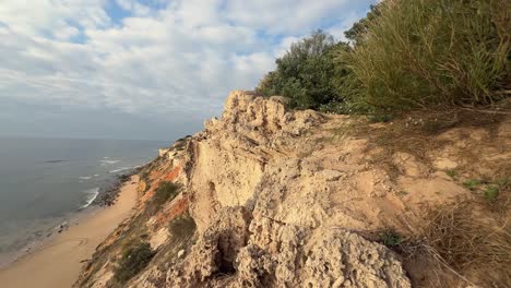 Paisaje-Prominente-A-Lo-Largo-De-La-Región-Costera-De-España,-Donde-Los-Escarpados-Acantilados-Contrastan-Con-Las-Olas-Rompiendo-Contra-La-Orilla,-Retratando-La-Belleza-Natural-Del-Paisaje-Costero.