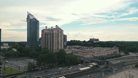 Meridian-Buckhead---Complejo-De-Condominios-En-Atlanta,-Ga,-Estados-Unidos---Toma-Aérea-De-Un-Dron