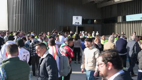 Los-Aficionados-Al-Fútbol-Hacen-Cola-Para-Entrar-En-El-Estadio-Santiago-Bernabéu-Del-Real-Madrid-Mientras-Asisten-Al-Partido-De-Fútbol-De-La-Liga-De-Campeones-Entre-Los-Equipos-Español-Y-Británico-Real-Madrid-Y-Manchester-City