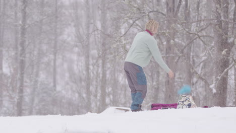 Eine-Eisbadende-Zieht-Sich-Im-Fallenden-Schnee-Aus,-Bevor-Sie-Ein-Bad-Nimmt,-Schweden