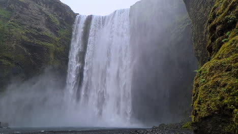 Zeitlupe,-Skogafoss-Wasserfall-Island-An-Einem-Regnerischen-Tag