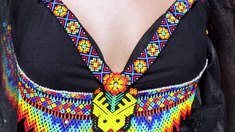 Moda-Femenina-Con-Aplicaciones-De-Arte-Huichol-Con-Cuentas-De-Colores-Intensos