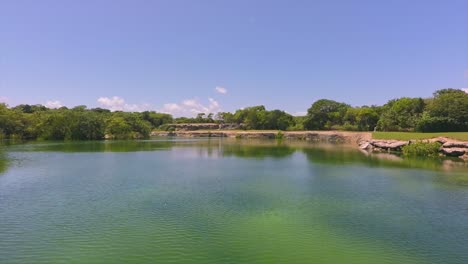 Hermosas-Vistas-Desde-Un-Dron-Del-Campo-De-Golf-En-La-Riviera-Maya,-Yucatán,-México