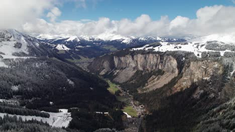 Vista-Aérea-Del-Majestuoso-Valle-En-Los-Alpes-Franceses,-Morzine,-Francia,-4k