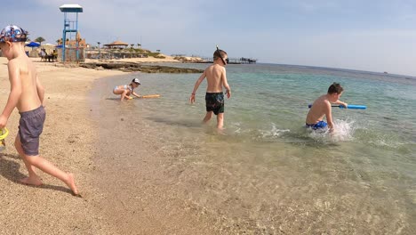 Niños-Jugando-Con-Juguetes-Con-Bomba-De-Agua-Pulverizada-En-La-Playa-En-Verano-En-Egipto