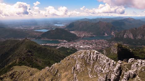 Atemberaubender-Panoramablick-Per-Drohne-Auf-Die-Resegone-Bergkette-Und-Die-Seen-Der-Italienischen-Alpen-In-Norditalien