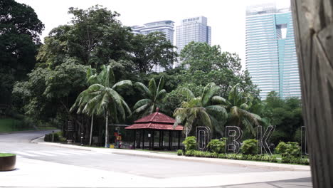 Vistas-De-La-Ciudad-Desde-El-Jardín-Botánico-Perdana-En-Kuala-Lumpur,-Malasia