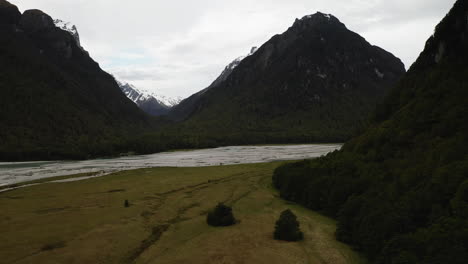 El-Río-Dart-Serpenteando-A-Través-Del-Paraíso-Rodeado-De-Majestuosos-Picos-Cubiertos-De-Nieve