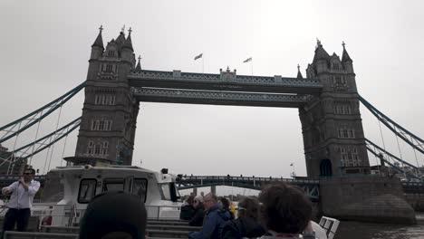 Wenn-Reisende-Den-Fluss-Entlangfahren,-Passieren-Sie-Die-Tower-Bridge-In-London-Und-Verkörpern-Damit-Die-Essenz-Von-Reisen,-Erkundung-Und-Architektonischer-Bewunderung.