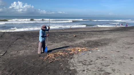 Freiwillige-Säubern-Den-Strand-Von-Abfällen