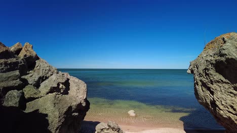 Muestra-La-Tranquila-Belleza-De-Las-Suaves-Olas-Que-Acarician-Las-Costas-Rocosas,-Ofreciendo-Un-Sereno-Escape-Del-Caos.