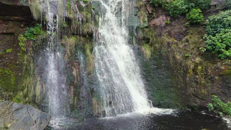 Imágenes-Aéreas-De-Drones-De-Una-Alta-Cascada-Rocosa-En-Los-Valles-De-Yorkshire,-Centavos