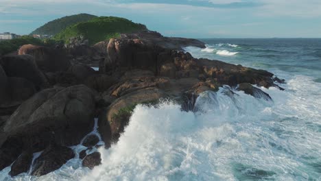 Las-Olas-Chocan-Ferozmente-Contra-Las-Rocas-A-Lo-Largo-De-La-Costa-Del-Océano-Atlántico-En-Brasil.