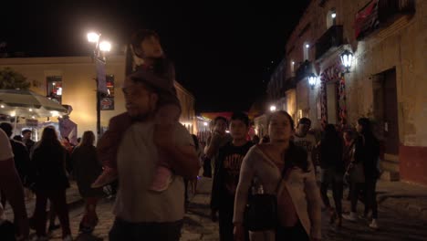 Locales-Y-Turistas-Disfrutando-De-Las-Calles-De-Oaxaca-En-El-Día-De-Muertos-En-México