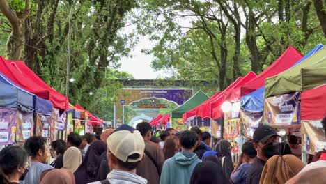 Colorful-market-and-crowd-of-people-walking-around,-handheld-view