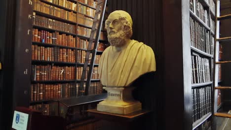 Homerus-Und-Andere-Büsten-Von-Philosophen-In-Der-Alten-Bibliothek-Des-Trinity-College,-Dublin