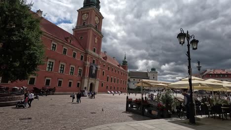 Explorar-La-Plaza-Y-La-Zona-Peatonal-Alrededor-Del-Castillo-Real-En-Varsovia,-Polonia,-Resume-La-Esencia-Del-Descubrimiento-Arquitectónico-Y-La-Exploración-De-Viajes.