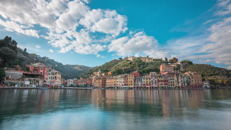 Vista-Timelapse-Sobre-El-Puerto-De-Nubes-En-El-Cielo-Azul-Volando-Sobre-El-Pintoresco-Portofino