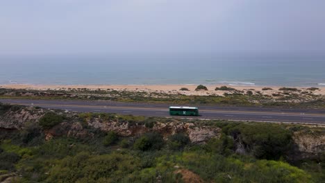 Autobús-Y-Todoterreno-Conduciendo-Por-La-Autopista-2-A-Lo-Largo-De-La-Playa-En-Megadim,-Israel