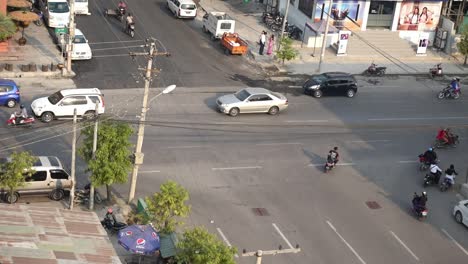 Blick-Auf-Eine-Kreuzung-Mit-Wenig-Verkehr-In-Mandalay,-Myanmar