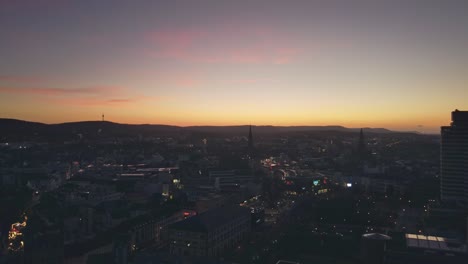 Aufsteigende-Antenne-über-Der-Skyline-Der-Stadt-Kaiserslautern-Bei-Sonnenuntergang