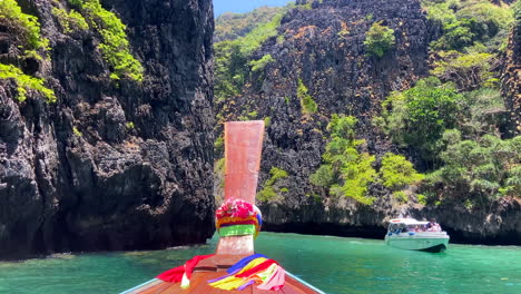 Thailändisches-Longtail-Boot-Segelt-Um-Die-Kalksteinfelsen-Der-Lagune-Von-Phi-Leh