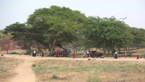 Eine-Gruppe-Von-Mönchen-Und-Menschen-Verlässt-Den-Tempel-In-Bagan,-Myanmar