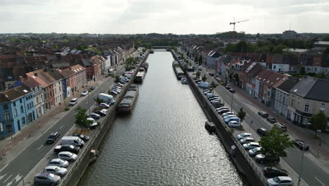 Amplia-Hacia-Atrás-Revelar-El-Puente-Del-Canal-Wondergembrug-En-Gante,-Bélgica