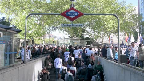 Fans-Von-Real-Madrid-Verlassen-Die-U-Bahn-Station-Santiago-Bernabéu,-Als-Sie-Im-Stadion-Von-Real-Madrid-Ankommen,-Um-Das-Champions-League-Fußballspiel-Zwischen-Den-Teams-Von-Real-Madrid-Und-Manchester-City-Zu-Besuchen