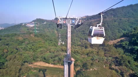 The-Maokong-Gondola-cable-car-system-is-a-hugely-popular-tourist-attraction-in-Taipei,-Taiwan