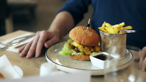 Leckerer-Cheeseburger-Mit-Perfektem-Schmelz-Und-Frischem-Gemüse-Und-Einem-Korb-Pommes