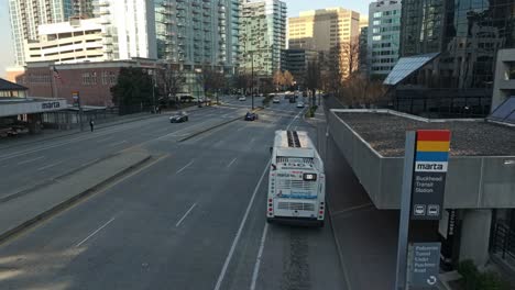 Transit-Bus-Leaving-The-Station-In-The-City-Of-Atlanta,-Georgia,-USA