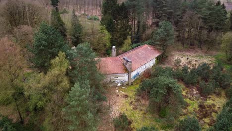 Antena-Sobre-Casa-Abandonada-En-El-Campo-Forestal-Belga