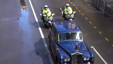 Un-Coche-Real-Británico-Escoltado-Por-La-Calle-Adelaida-Por-Un-Equipo-De-Policías-Vigilantes-En-Motocicletas-Durante-La-Tradición-Anual-Del-Desfile-Del-Día-De-Anzac,-Primer-Plano