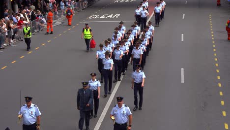 Disziplinierte-Kadetten-Der-Royal-Australian-Air-Force-Marschieren-Einheitlich-Die-Straße-Entlang,-Nehmen-An-Der-Anzac-Day-Parade-Teil-Und-Zollen-Denen-Respekt,-Die-Gedient-Und-Opfer-Gebracht-Haben,-Nahaufnahme