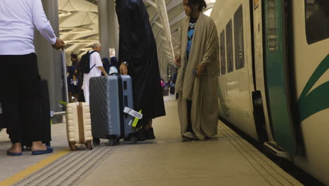 People-disembark-the-Haramain-Train-in-Madinah