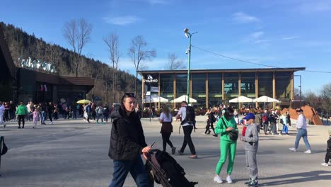 öffentlicher-Platz-Vor-Der-Seilbahnstation-Am-Na-Gubalowke,-Zakopane,-Polen-Mit-Touristen