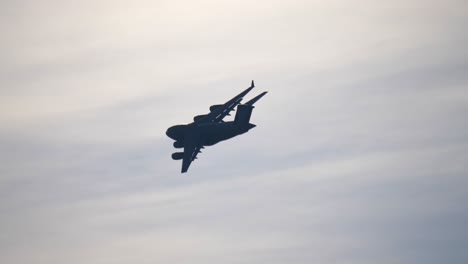 Silhouette-Des-C17-Militärfrachtflugzeugs-Flugstrecke