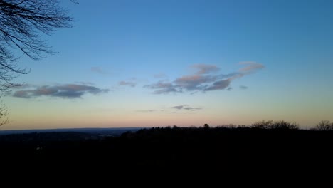 Time-lapse-Estático-Del-Anochecer-De-Nubes-Que-Se-Mezclan-Con-Un-Cielo-Azul-Vibrante