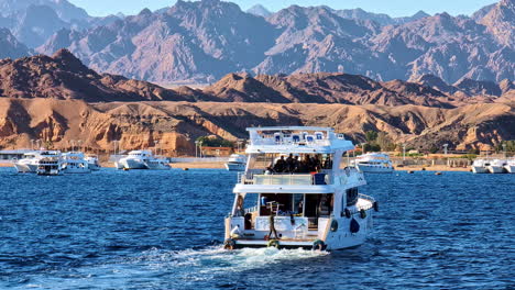 Luxus-moderne-Yacht-Rotes-Meer-Ausflug-Touristischen-Boot-Sinai-Gebirge-Ägypten