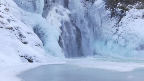 Cascada-Con-Incrustaciones-De-Hielo,-Helgufoss.-Islandia