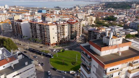 Vista-De-La-Ciudad-Con-Tranvía-Y-Tráfico-En-Almada-Y-Base-Naval-De-Lisboa,-Portugal.