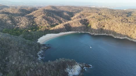 Der-Strand-El-Organo-Ist-Eine-Der-Letzten-Unberührten-Buchten-In-Huatulco,-Oaxaca