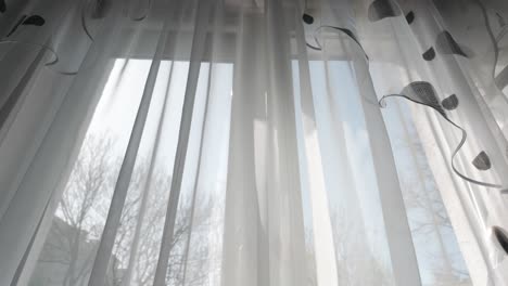 Cortinas-Blancas-Transparentes-En-Una-Ventana-En-Un-Día-Soleado,-Vídeo-De-Primer-Plano