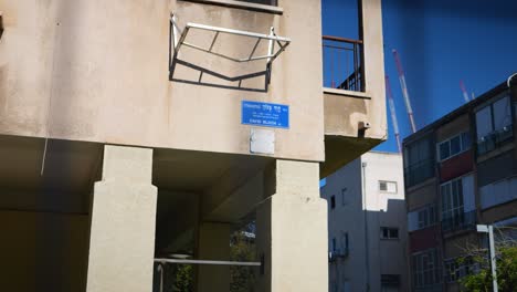 Cartel-De-La-Calle-Israelí-En-El-Exterior-Del-Edificio-En-Tel-Aviv-Jaffa,-Israel