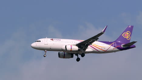 Los-Trenes-De-Aterrizaje-De-Un-Avión-Están-Bajados-Mientras-Se-Prepara-Para-Aterrizar-En-La-Pista-Del-Aeropuerto-De-Suvharnabhumi-En-Bangkok,-Tailandia.